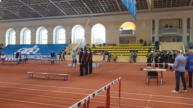 Показательный прыжок с шестом.