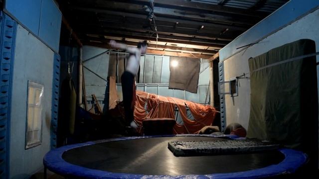 не большая Тренировка дома на батуте акробатика трик смотреть онлайн