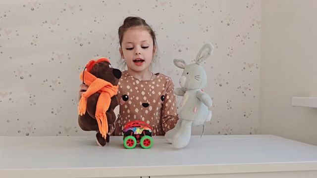 Ариана Фетисова 8 лет, играет в игрушки смотреть онлайн