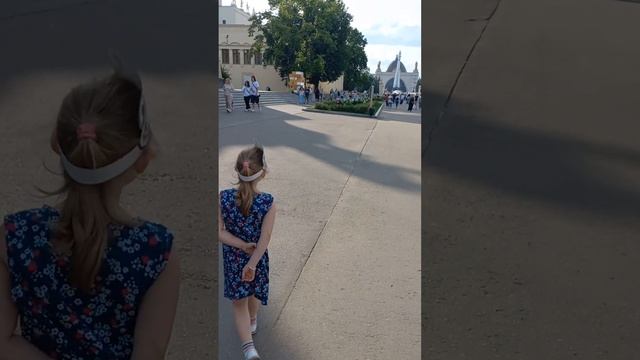 Лето / Прогулка на ВДНХ / Пионы смотреть онлайн