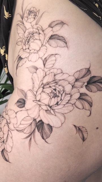 Тату пионы на бедре 🌹 #tattoo #татумастер #татумосква смотреть онлайн
