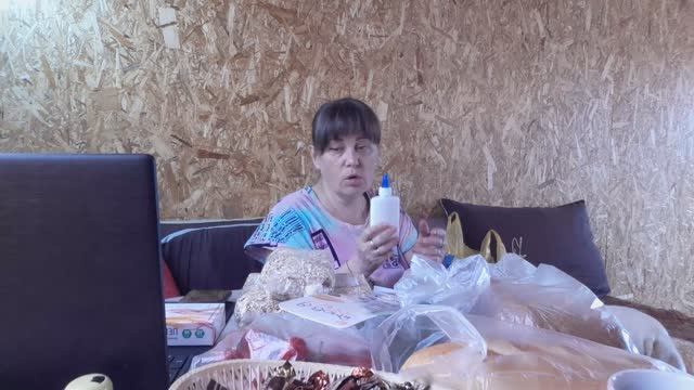 Посмотрим что купила в городе и протестировать нужно новое , попробовать подарки от Светочки ,Обед смотреть онлайн