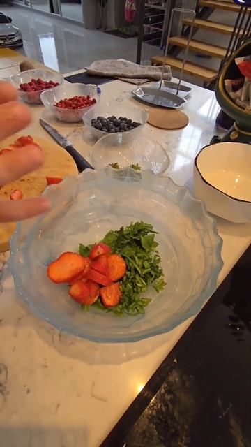 Летний ягодный салатик с щавелем! маленькая кухня😎 #ш смотреть онлайн