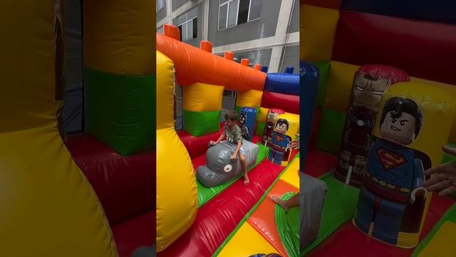 Надувной батут «Супергерои». Размер: 5*5*2,3 м.