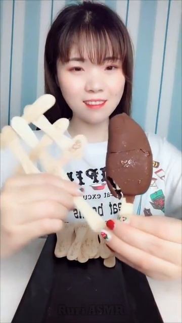ASMR EATING CRUNCHY ICE CREAM | ЕСТЬ МОРОЖЕНОЕ | COME HELADO смотреть онлайн