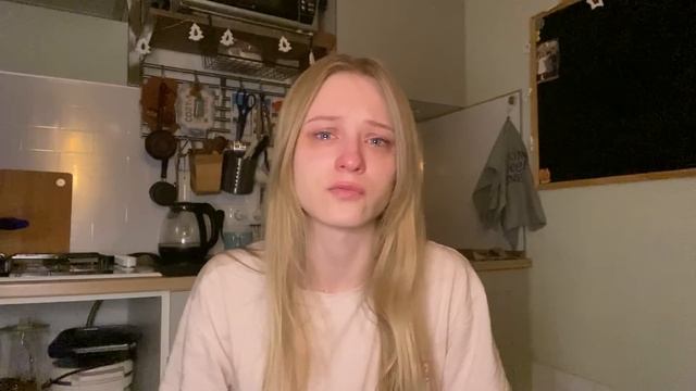 плачу от того что я ничего не хочу от своей жизни смотреть онлайн