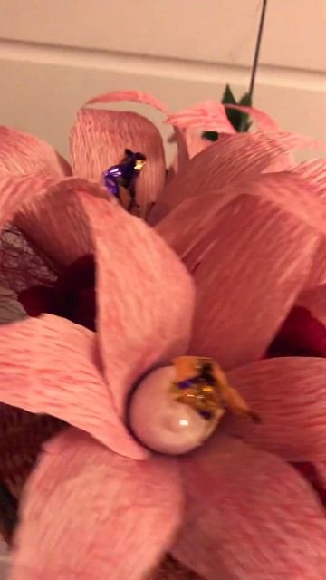 Букет из конфет, лилии и розы 🌹 #love #лилииизбумаги #бук смотреть онлайн