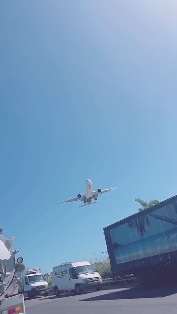 Самолет идет на посадку- приземляется. Сидней, Австрал