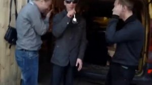 прикол ложкой по голове