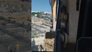 Снимаю грунт +- 20 см ковшом