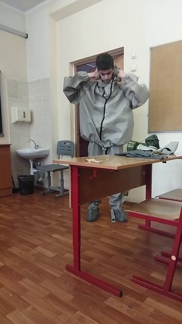 Зулик снимает противогаз с защитным костюмом л-1 ОБЖ #обж #популярное #реки смотреть онлайн