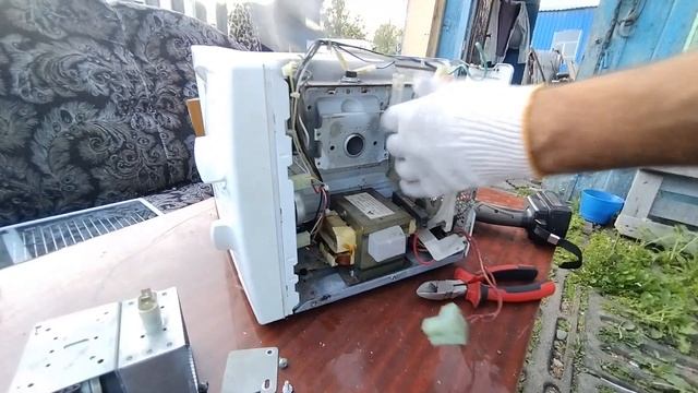 разбираем микроволновку СВЧ-печь, что внутри? смотреть онлайн