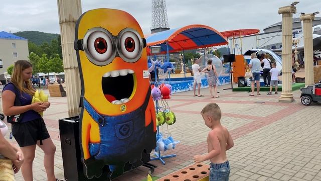 Денис кидает бананы в миньона смотреть онлайн