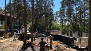 Как построить дом на участке с уклоном. Обзор коттеджа