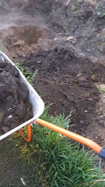 Притащил тачку чернозёма в центр огорода 30-ого Мая, я е смотреть онлайн