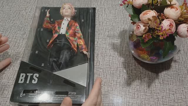 BTS. Распаковка куклы BTS Тэхён смотреть онлайн