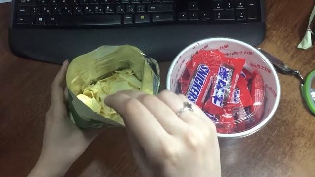 Пробуем необычные чипсы и сникерс с перцем. смотреть онлайн