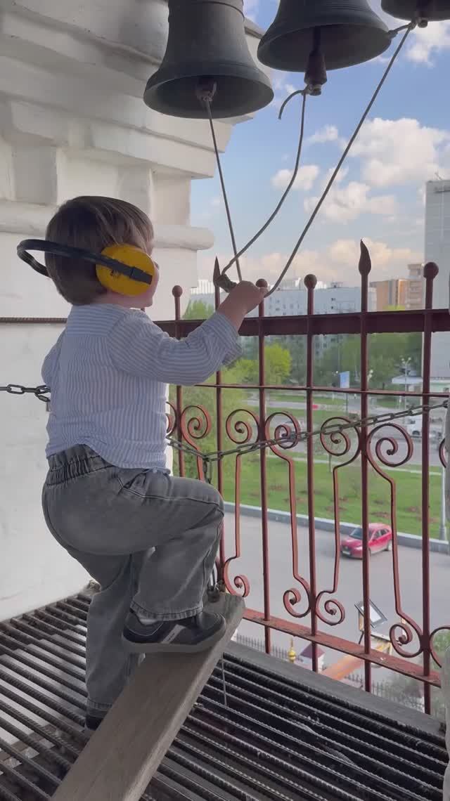 Малыш звонит в колокола на Пасху
