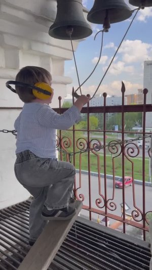 Малыш звонит в колокола на Пасху