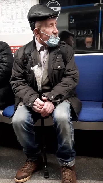Сумашедший дед матерится на пасажиров в метро 2/3 смотреть онлайн
