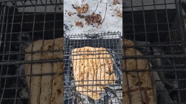 шашлык на даче в феврале, жарю стейк свинины на решетк?