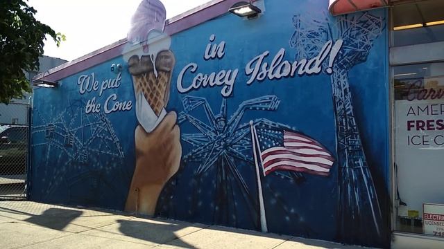 Большое граффити в Бруклине на старинном кафе Carvel, про смотреть онлайн