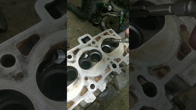 Прочистка резьбы свечных колодцев смотреть онлайн