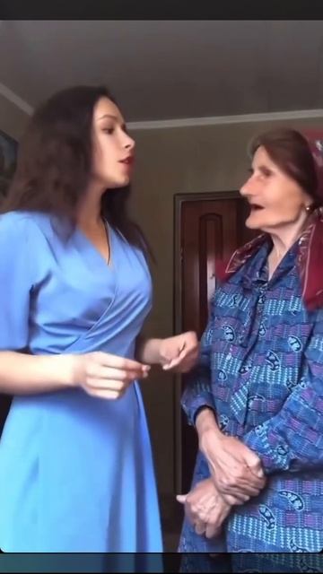 Бабушка с внучкой красиво поют #shorts Подпишись!