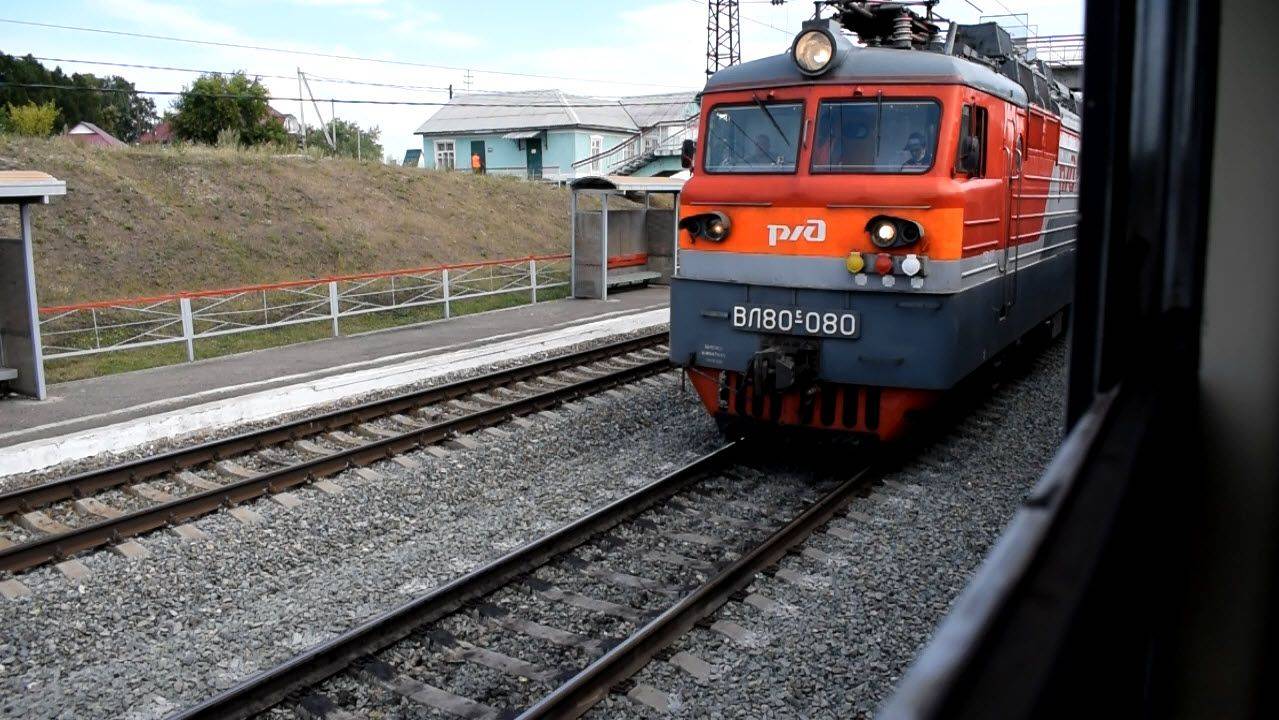 Электровоз ВЛ80С-080 с подбитым составом.