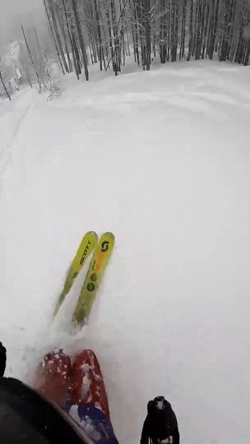 По апрельскому снегу: В Сочи засыпало снегом горнолыжные трассы смотреть онлайн