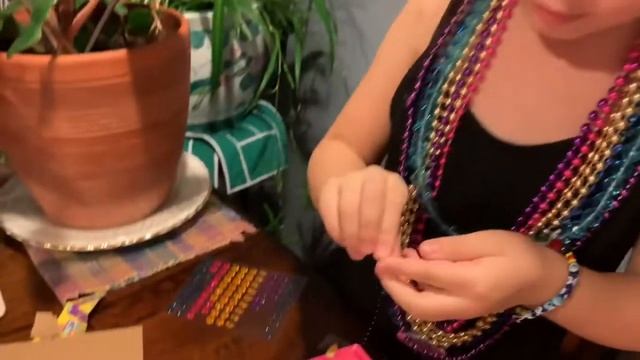 Сюрприз для Асии. Семья Мой Маленький Пони подсматривают за происходящим. Поделки с детьми DIY смотреть онлайн