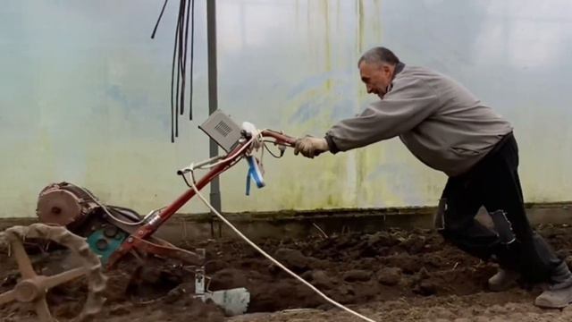 Предзимняя вспашка в теплице смотреть онлайн