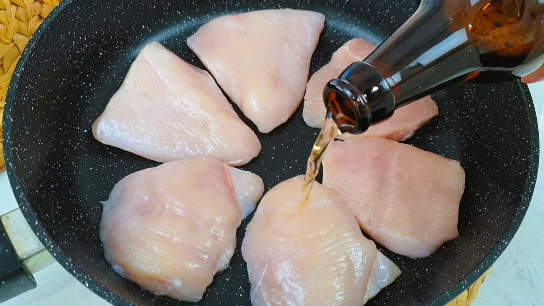 Просто заливаю куриную грудку пивом. Спасибо за рецепт моему дедушке. Вкусно и сочно