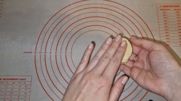 Круглый круассан с кремом/ Round croissant with cream