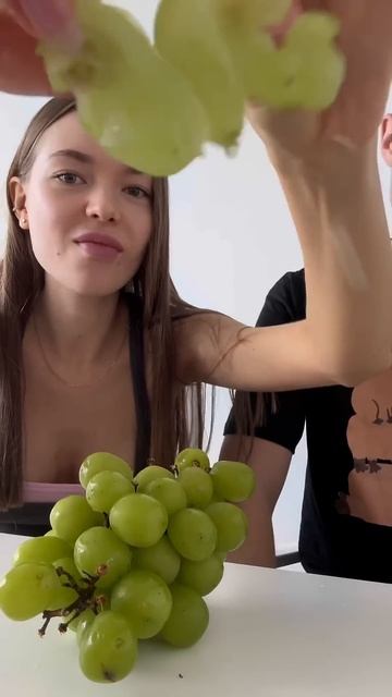 Огромный китайский виноград! Пробуем фрукты #обзор #ед смотреть онлайн