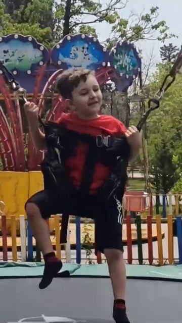 Дети прыгают на батуте в парке смотреть онлайн