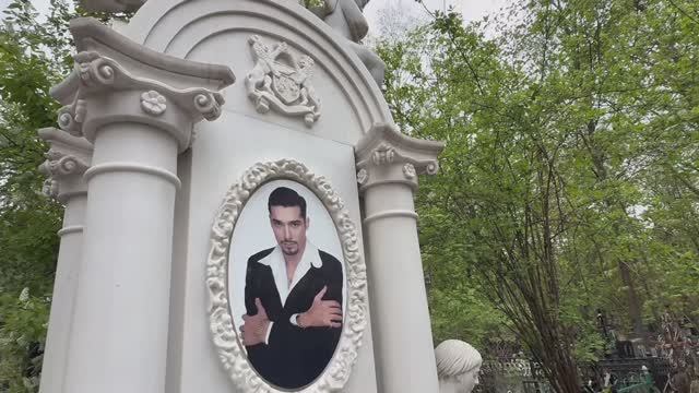 ЦЫГАНСКИЕ ПОХОРОНЫ | СКЛЕП ИЗ БЕЛОГО МРАМОРА НА МОГИЛЕ ШАНДОРА КОВАЧ | КУЗЬМИНСКОЕ КЛАДБИЩЕ 04.2025 смотреть онлайн