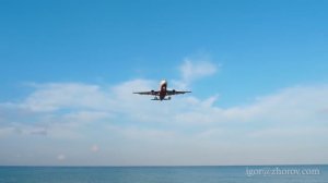 Эйрбас авиакомпании Эйр Индия заходит на посадку в аэропорту Пхукета над головами туристов.