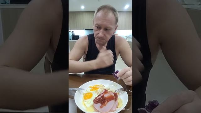 Во Вьетнаме 12 ночи, есть хочу, иду в магазин за колбасо? смотреть онлайн