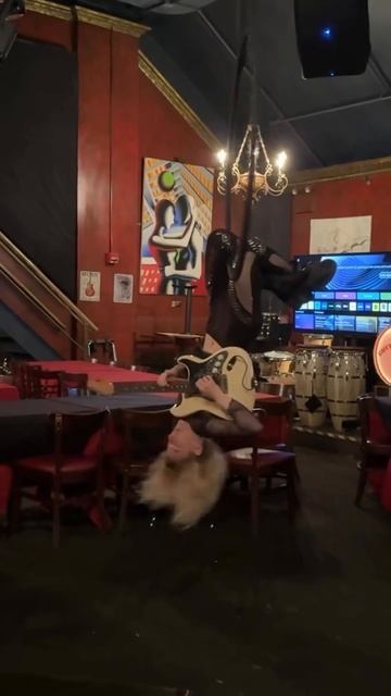 Цирковые трюки с гитарой🎸 смотреть онлайн