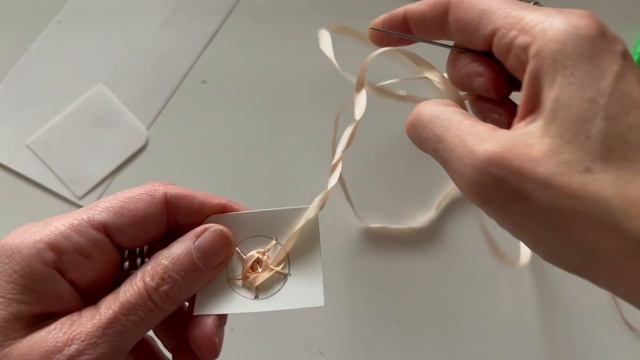 Цветок из ленты за 5 минут: простой и быстрый мастер-кл? смотреть онлайн