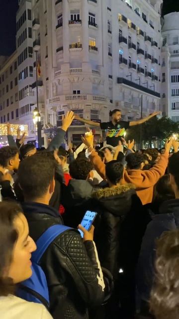 Марроканцы ведут себя как дома в Испании после победы смотреть онлайн