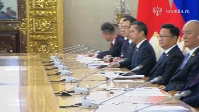 Встреча Владимира Путина и Си Цзиньпина началась в Кремле. Главные заявления. смотреть онлайн