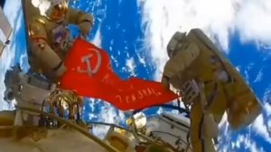 Знамя Победы развернули в открытом космосе наши космонавты Сергей Рыжиков и Алексей Зубрицкий.