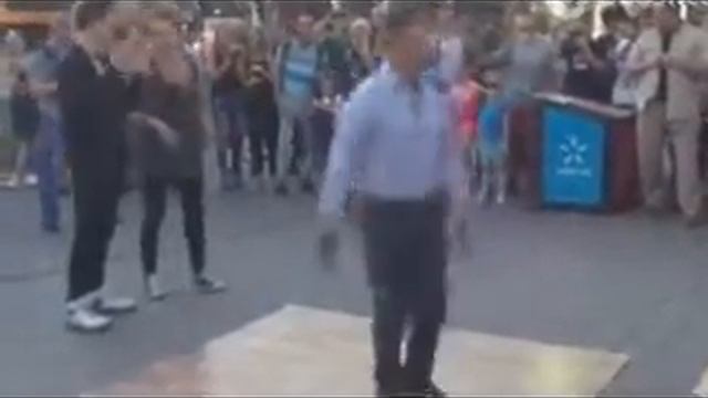 Ляшко танцует брэйк данс на Крещатике смотреть онлайн