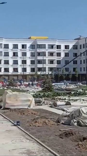 На территории нового микрорайона начали устанавливат смотреть онлайн