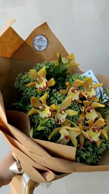 БУКЕТ С ЖЁЛТЫМИ ОРХИДЕЯМИ. ДОСТАВКА СТИЛЬНЫХ ОРХИДЕЙ смотреть онлайн