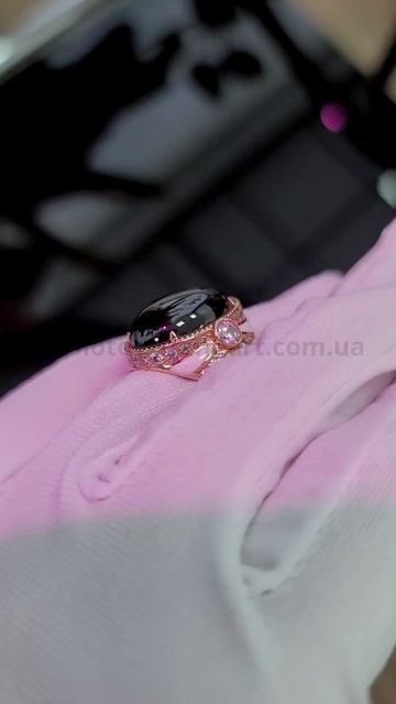 Жіночий золотий перстень з гранатом, емаллю та фіаніт?