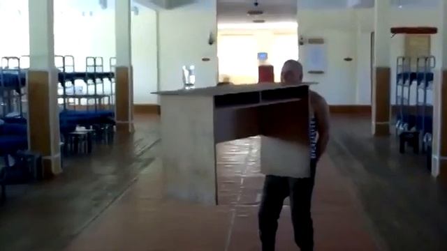 АРМЕЙСКИЕ ПРИКОЛЫ / Держит стол зубами!😱 смотреть онлайн