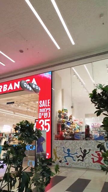 Здесь есть все,можно целый день ходить и не жарко. смотреть онлайн